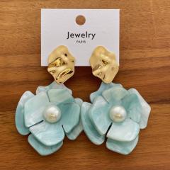 Irregular Resin Flower Earrings Fashionable Design with Contrasting Colors