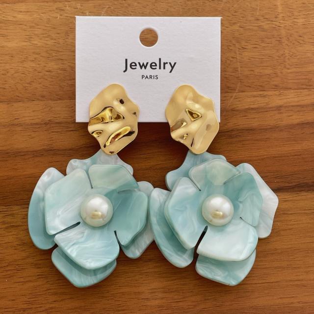 Irregular Resin Flower Earrings Fashionable Design with Contrasting Colors