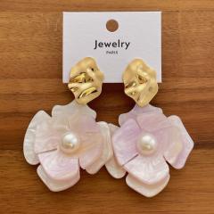 Irregular Resin Flower Earrings Fashionable Design with Contrasting Colors