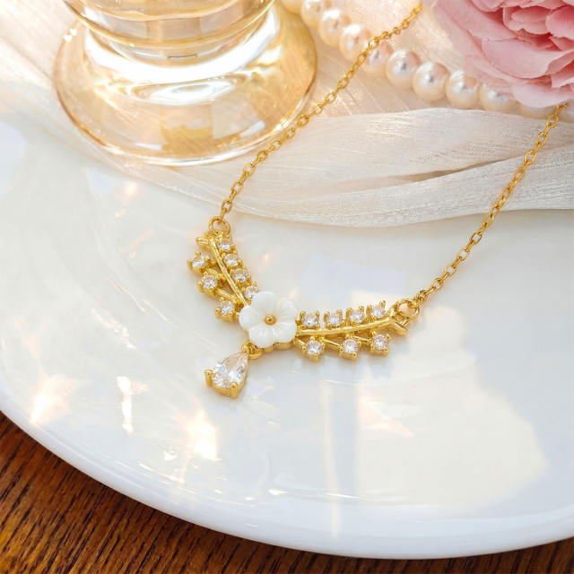 Hollow Heart-Shaped Copper Gold-Plated Necklace Micro-Inlaid Zircon flower stainless Steel Necklace for Women