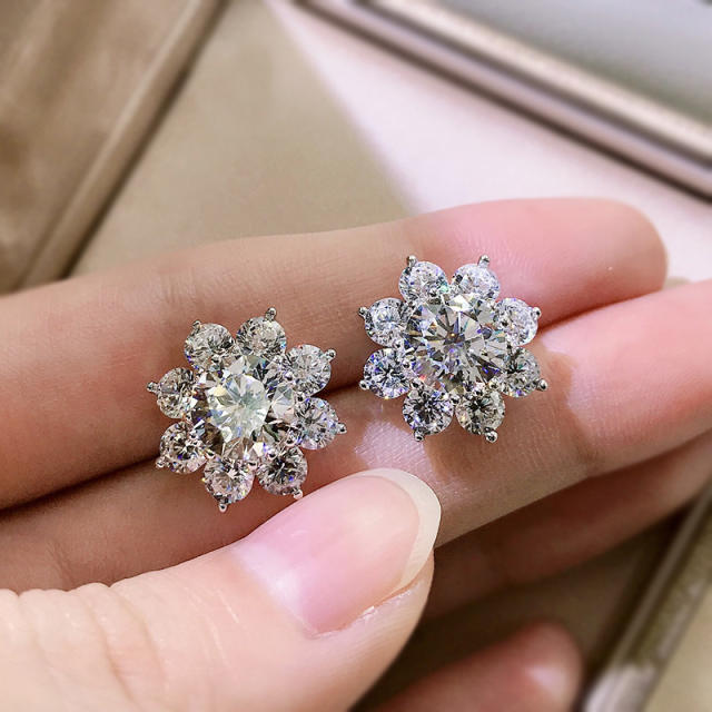 Women's fashionable inlaid zircon flower stud earrings