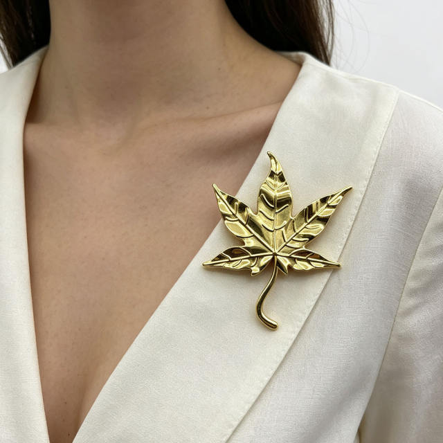 Light Luxury Maple Leaf Brooch for Women Fashionable stainless steel brooch