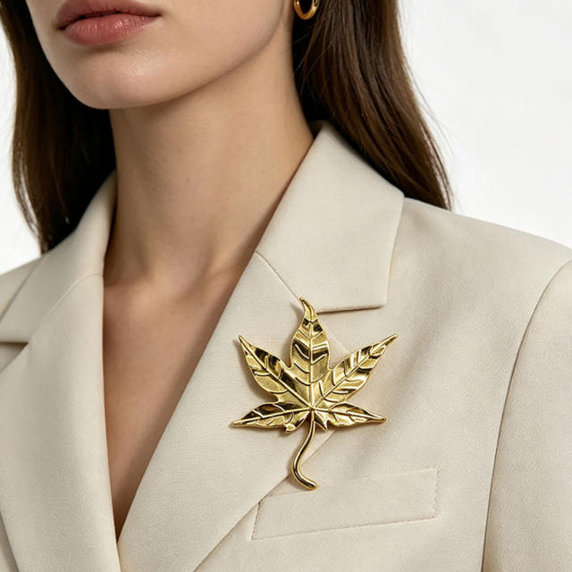Light Luxury Maple Leaf Brooch for Women Fashionable stainless steel brooch