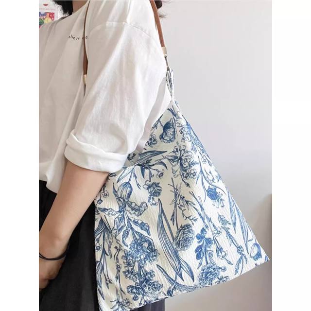Chinese Style Blue and White Porcelain Flower Bag