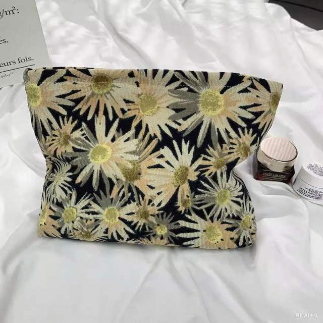 Korean-Style Small Daisy Clutch Makeup Bag