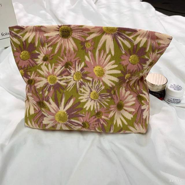 Korean-Style Small Daisy Clutch Makeup Bag