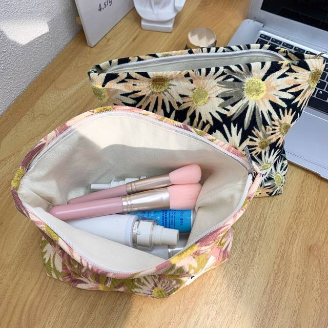 Korean-Style Small Daisy Clutch Makeup Bag