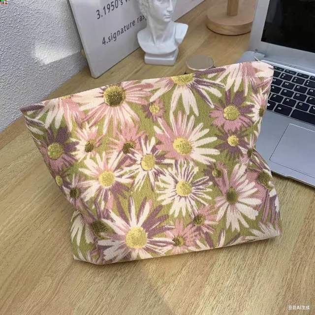 Korean-Style Small Daisy Clutch Makeup Bag