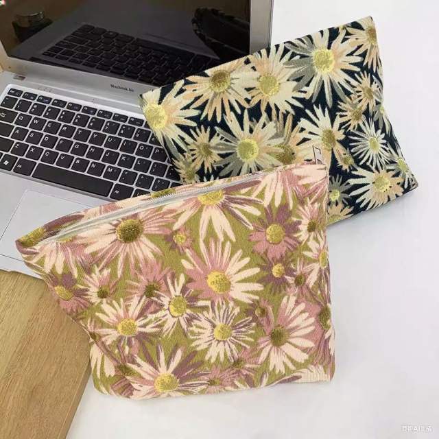 Korean-Style Small Daisy Clutch Makeup Bag