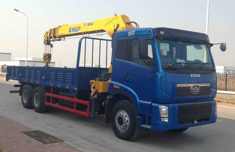FAW NEW J5P TRUCK WITH CRANE 6×4