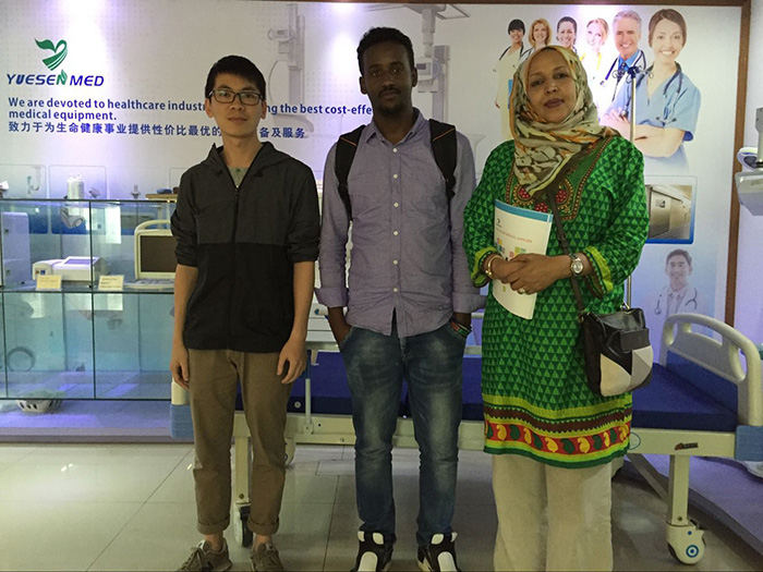 Un client du Somaliland visite Yuesenmed et signe un contrat