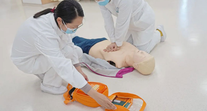 How to use and operate the defibrillator