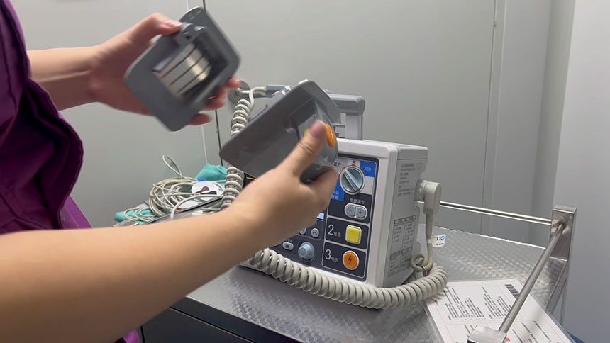 Defibrillator monitor machine