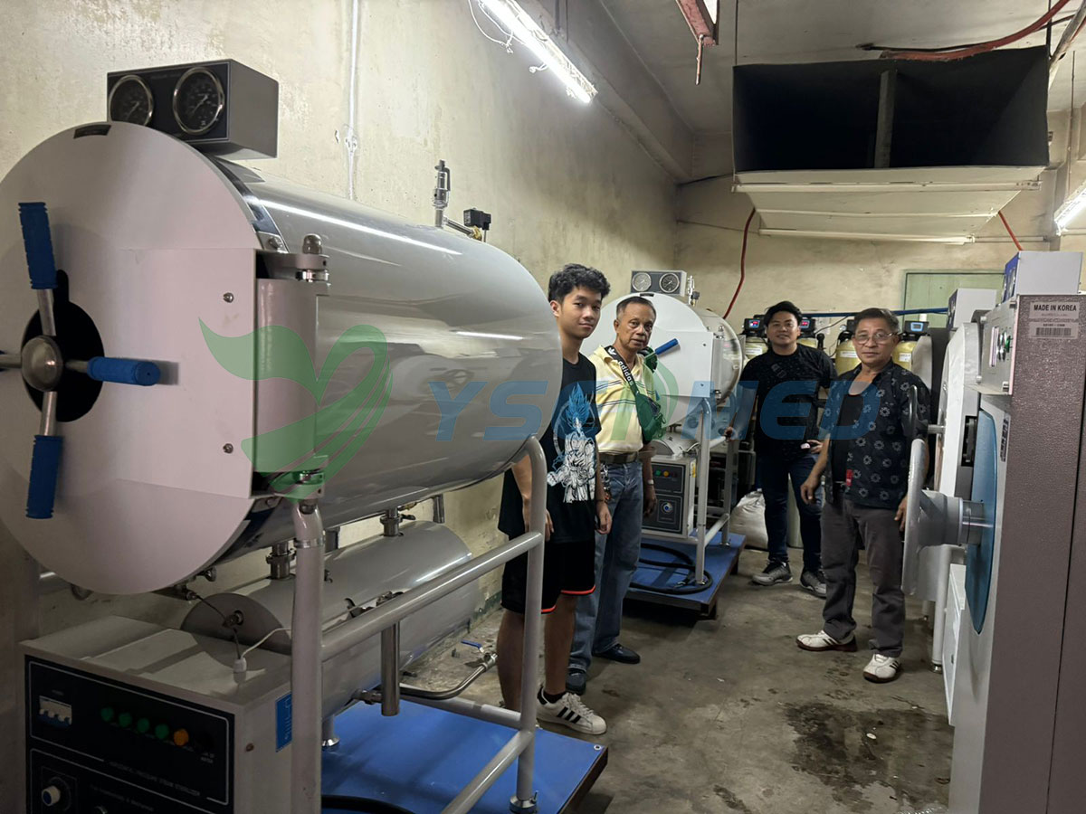 Deux stérilisateurs à vapeur cylindriques horizontaux sous pression installés dans un hôpital aux Philippines