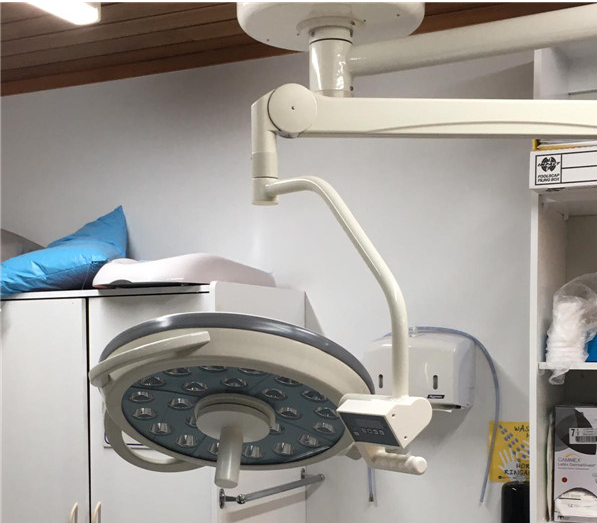 Luz quirúrgica LED YSENMED puesta en servicio en clínica veterinaria de Perú