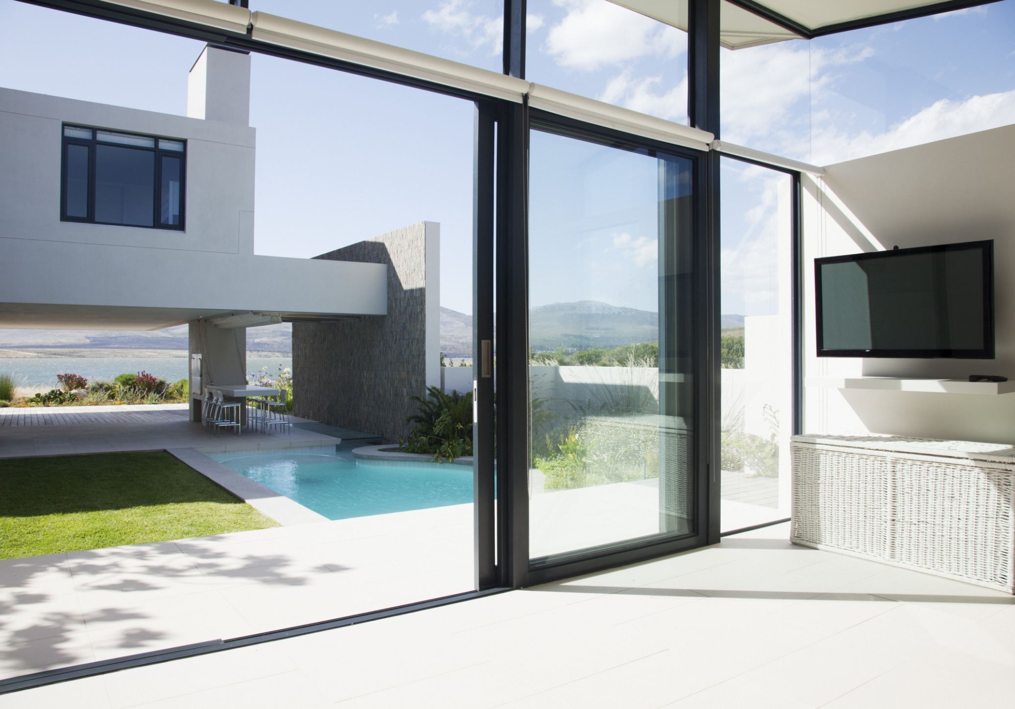 What are the characteristics of door and window aluminum profiles?