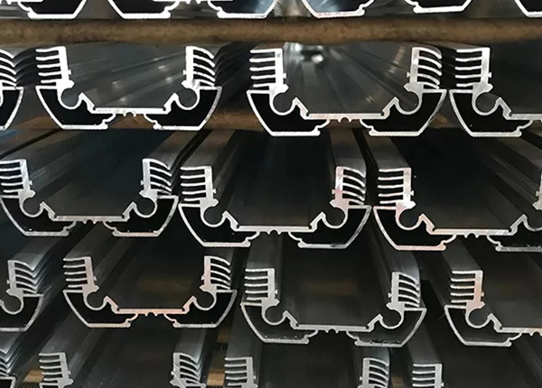 What problems should be paid attention to when cutting industrial aluminum profiles?