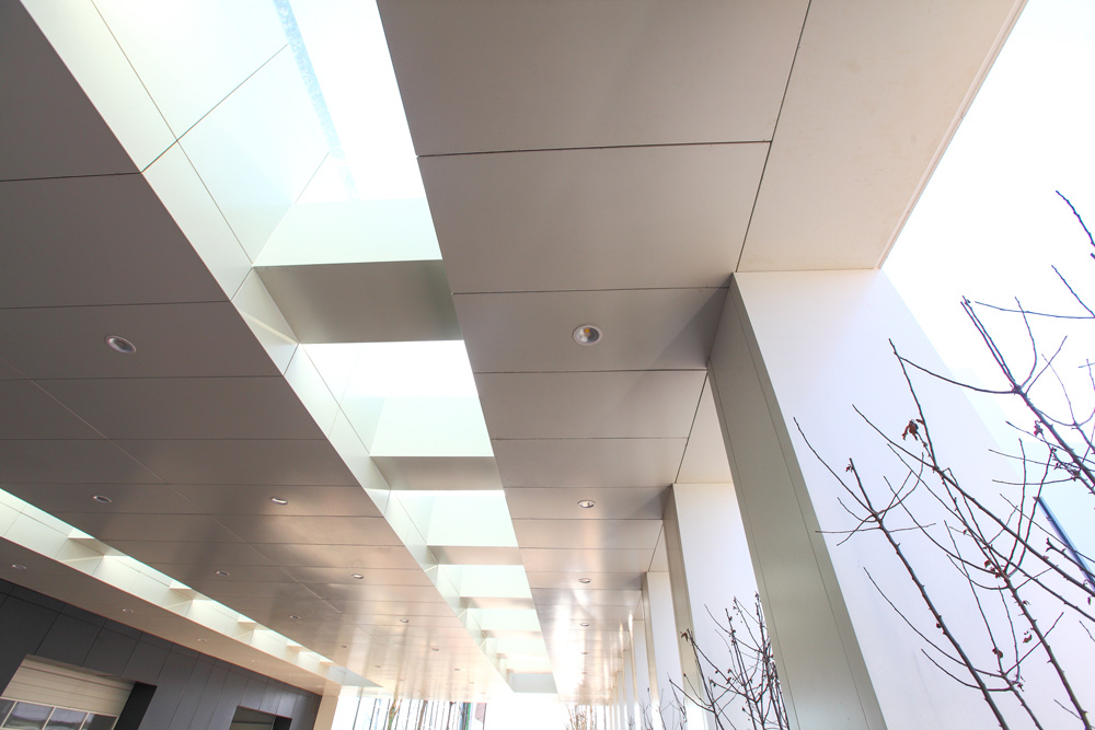 How to choose curtain wall decoration?