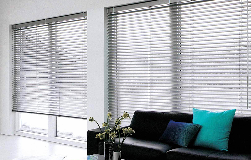 What are the methods of how to dust the aluminum window shutters for daily cleaning?