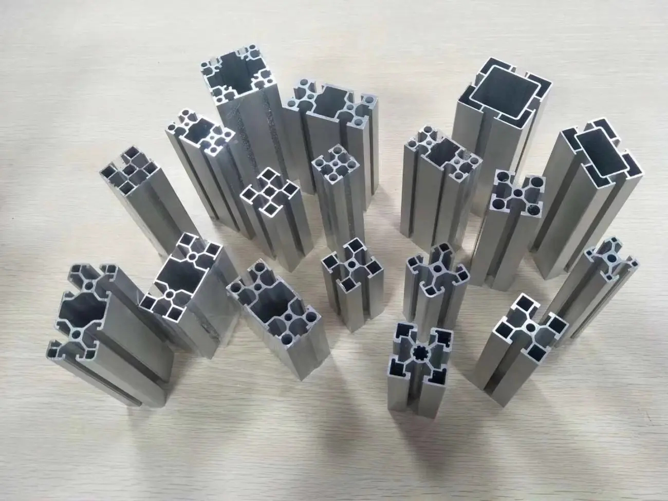 There are three reasons for the uneven color of aluminum profile oxide film