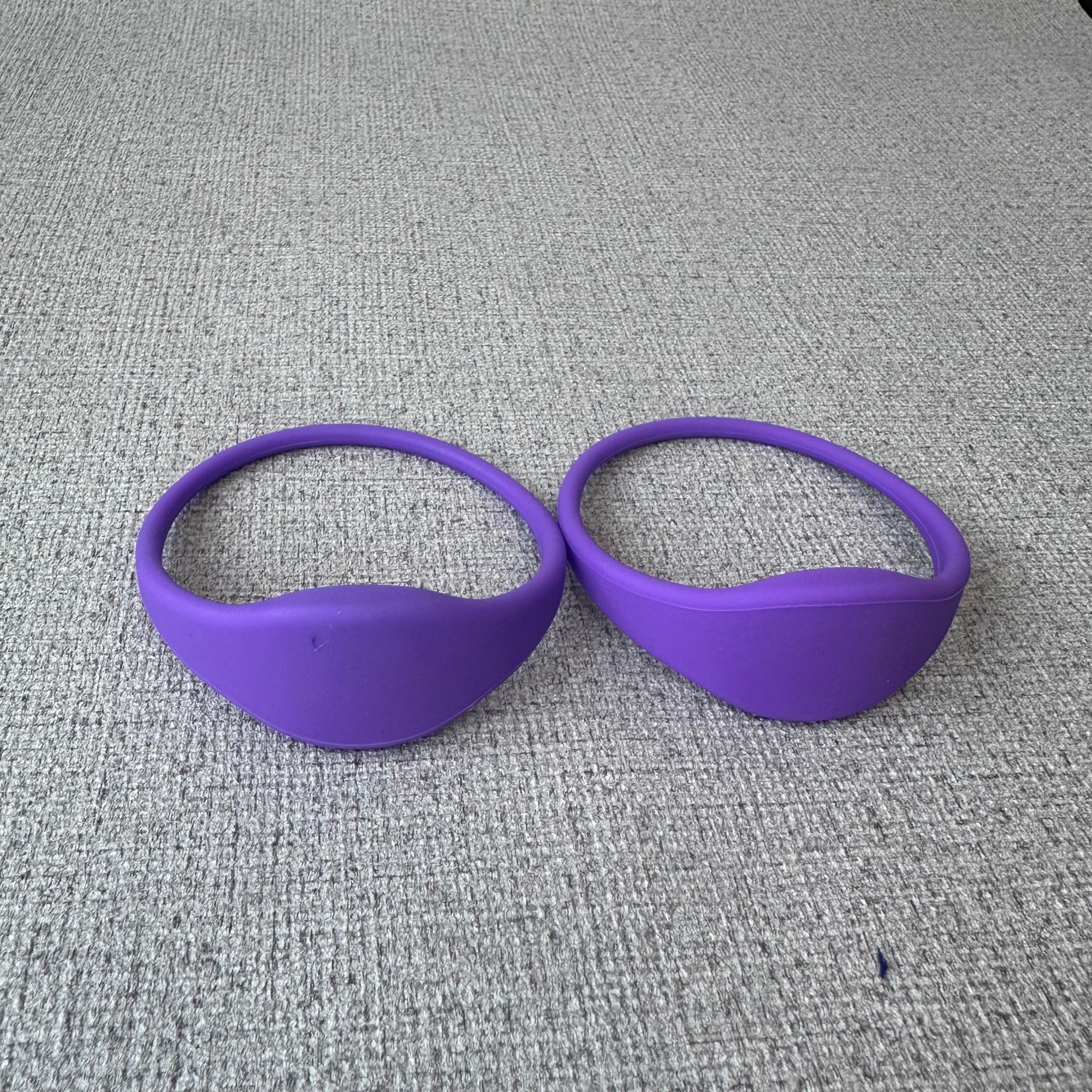 Premium Closed loop type Silicone Bracelet / Custom fixed size semiellipse rfid / NFC silicone wristband with rfid chips