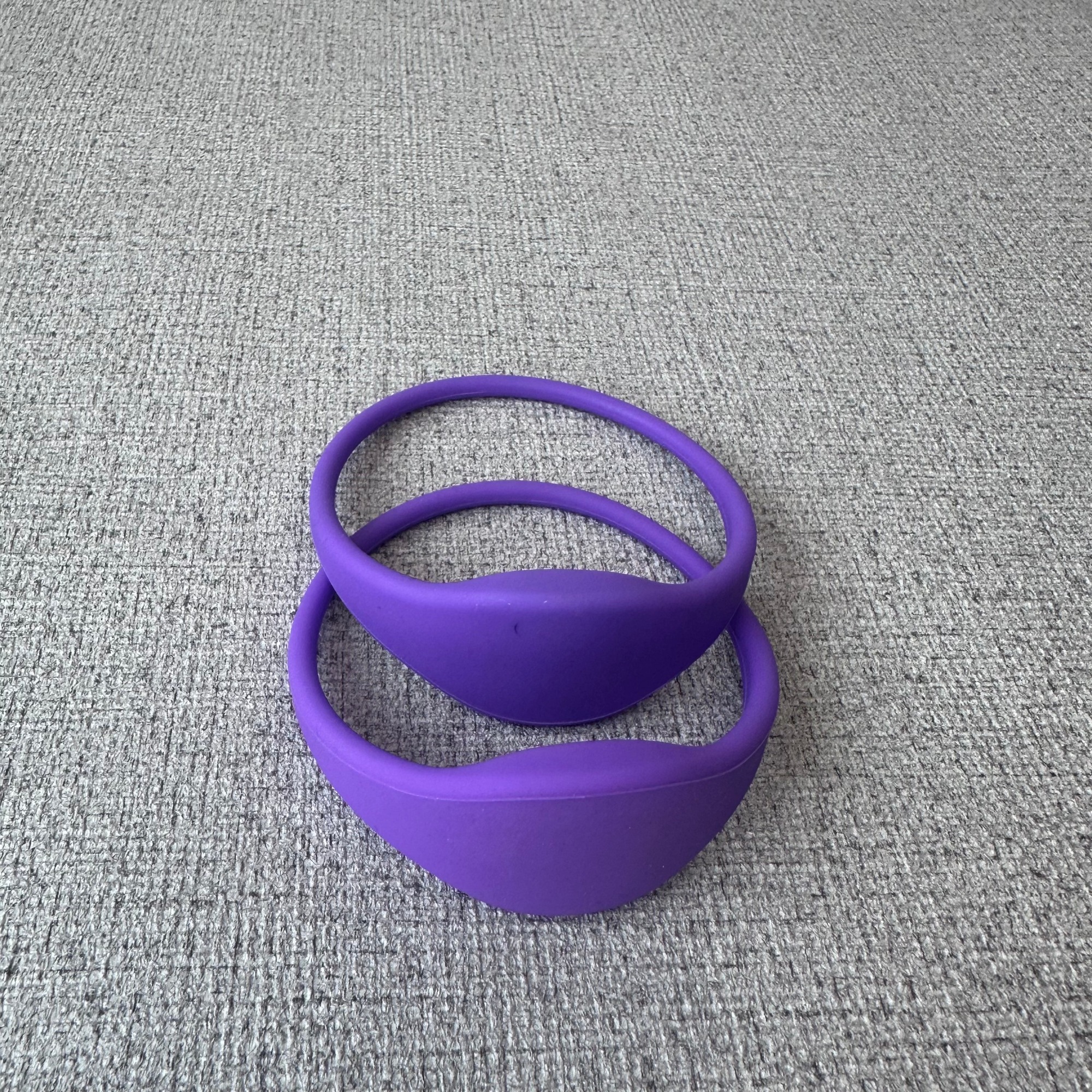 Premium Closed loop type Silicone Bracelet / Custom fixed size semiellipse rfid / NFC silicone wristband with rfid chips