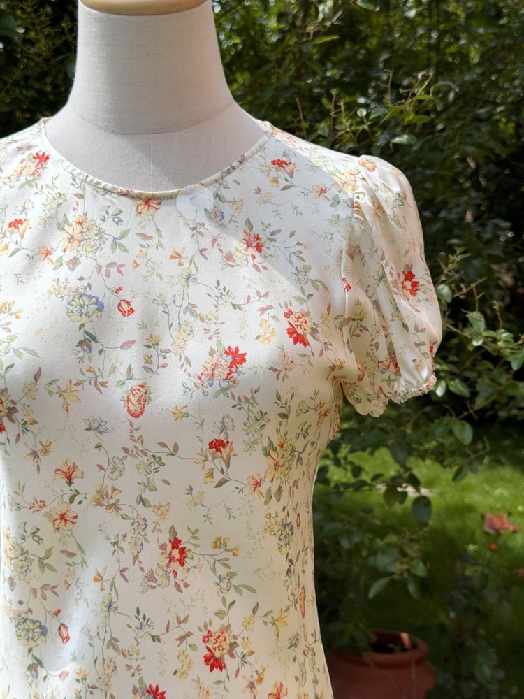 Pearl Luster Satin Silk Classic Floral Print Romantic Bubble Sleeve Short Diagonal Cut Silk Dress
