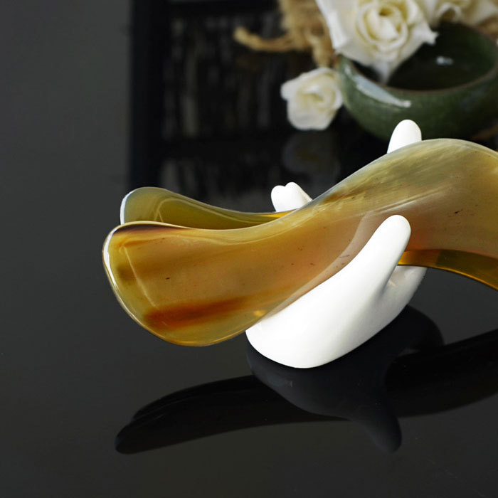 S-shaped horn beauty scraping board A