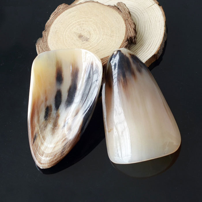 Thick natural horn beauty tool