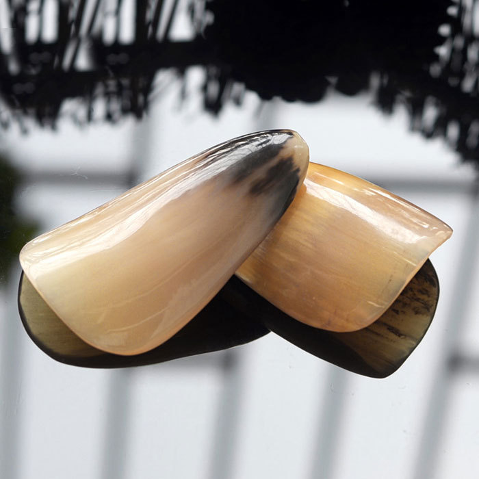 Thick natural horn beauty tool
