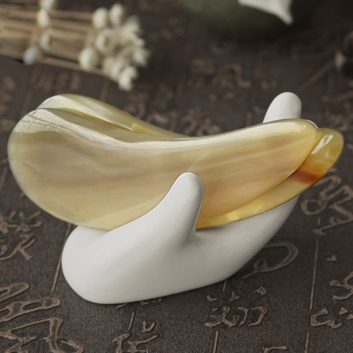 Thickened comma horn scraping board