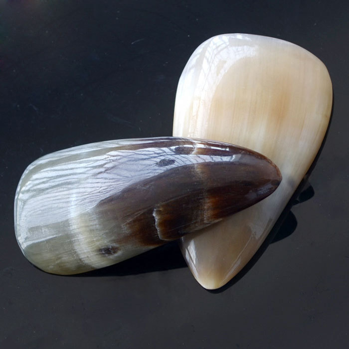 Thickened natural cattle horn scraping board