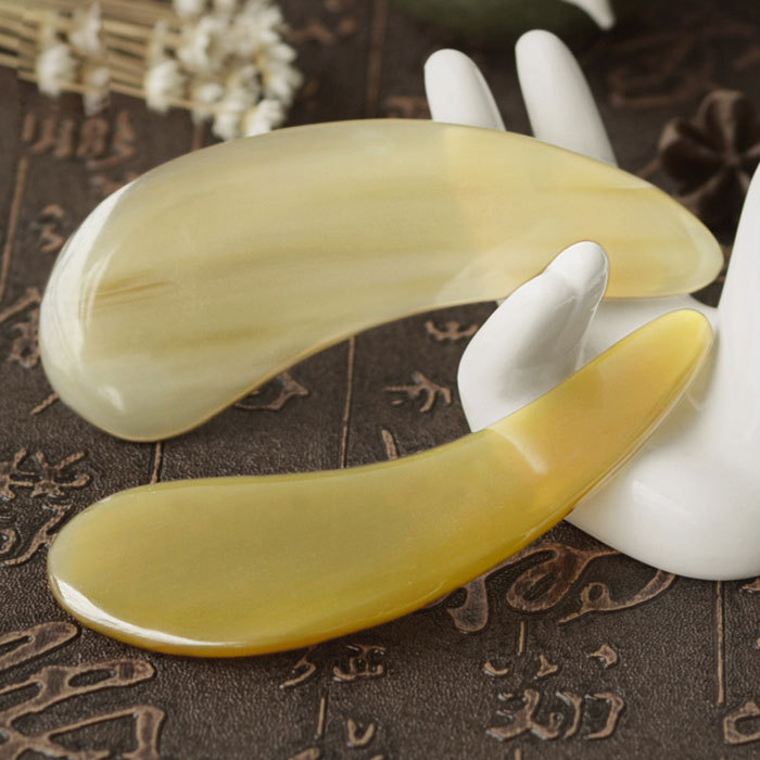 Thickened comma horn scraping board