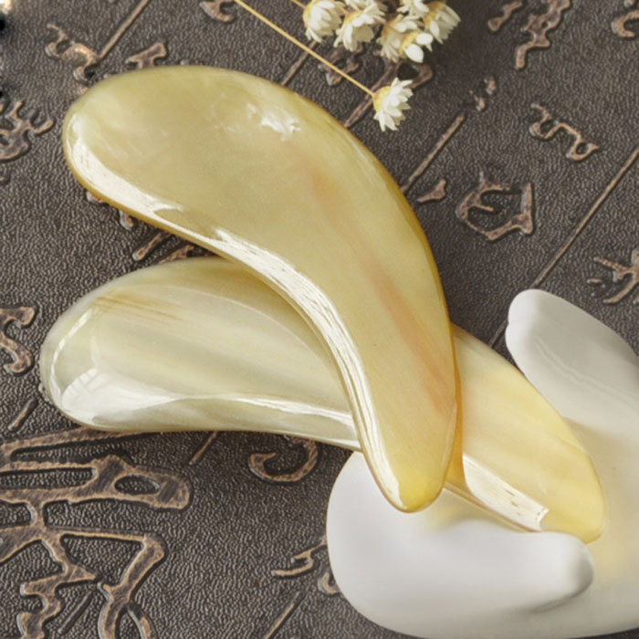 Thickened comma horn scraping board