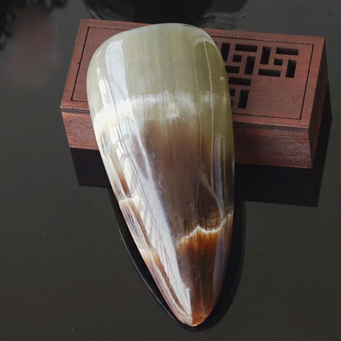 Thickened natural cattle horn scraping board