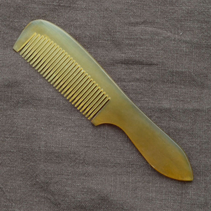 Bloodshot sheep horn pointed tail comb
