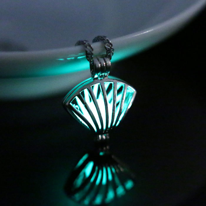 Hollowed-out shell luminous pendant