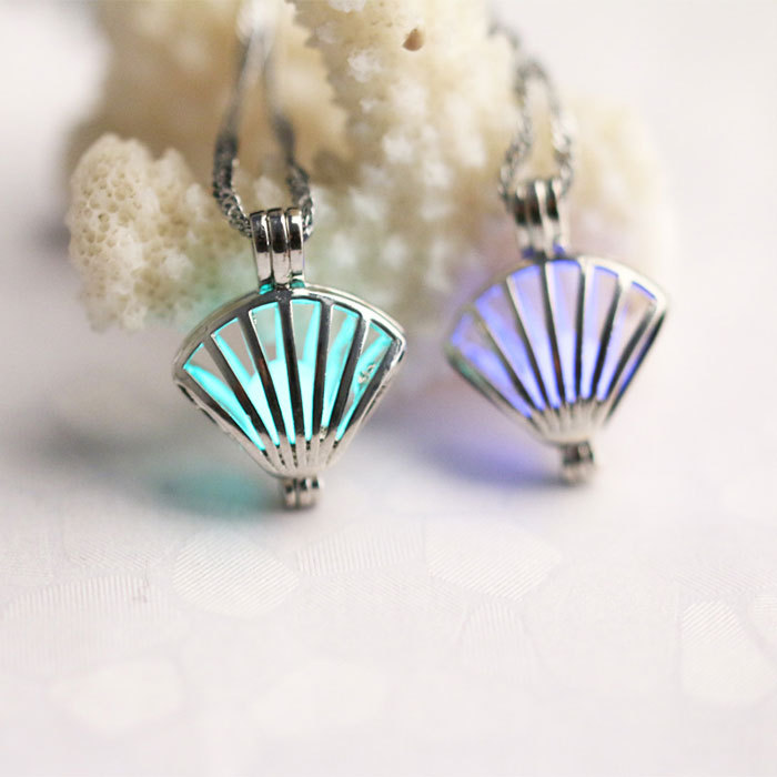 Hollowed-out shell luminous pendant