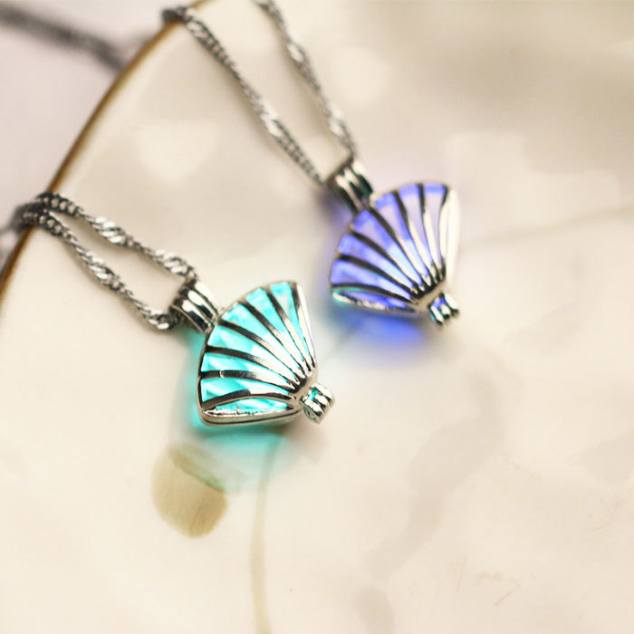 Hollowed-out shell luminous pendant