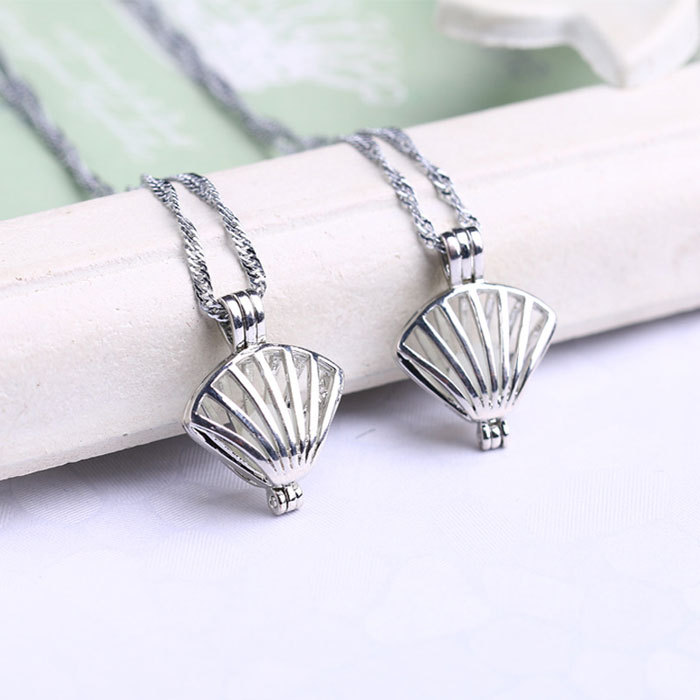 Hollowed-out shell luminous pendant