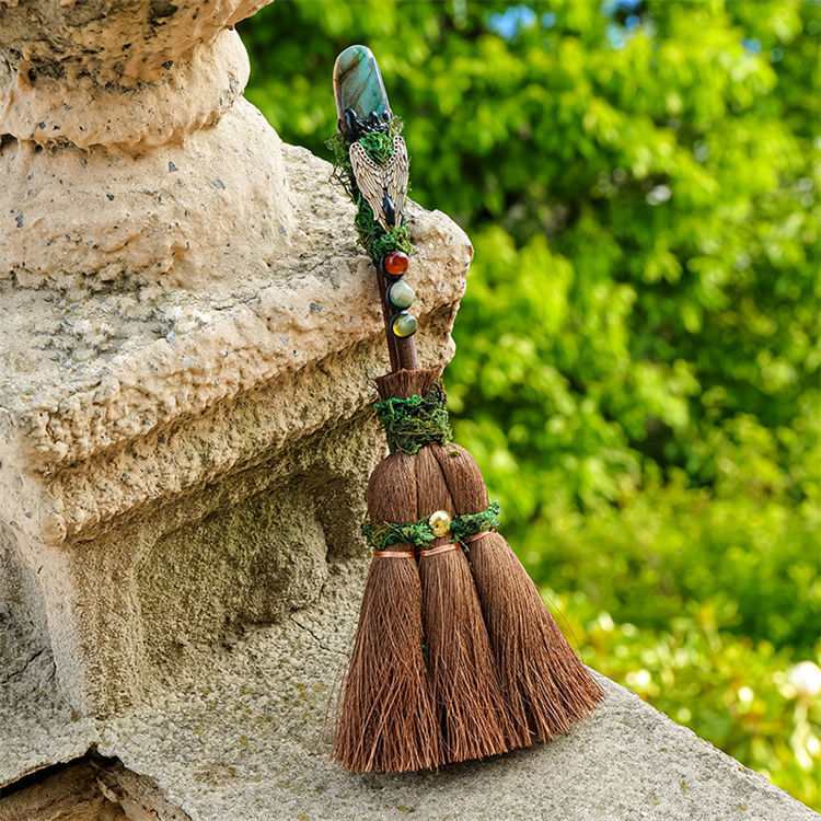 Natural crystal hexagonal column palm broom
