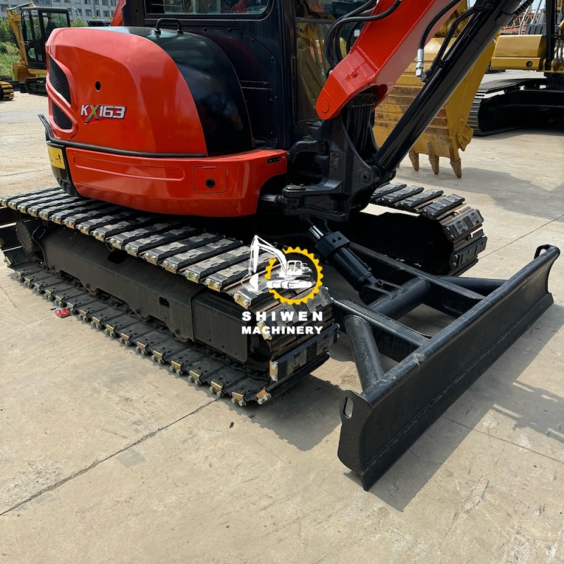 Kubota KX165 Excavator with rubber pads