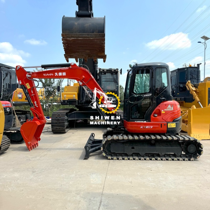 Kubota KX165 Excavator with rubber pads