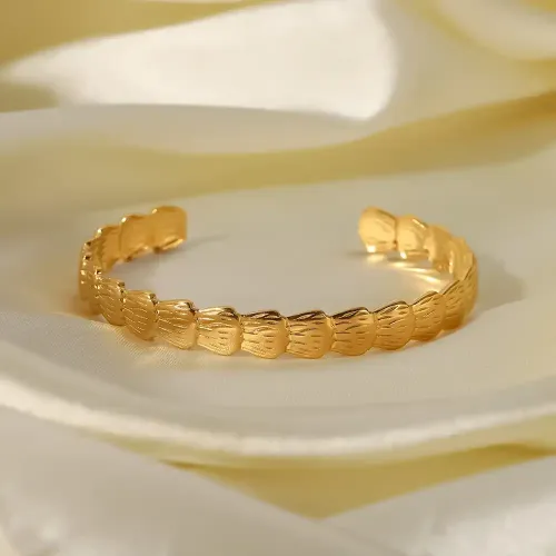 ZTBT213 Elegant Shell Shaped Women's Bracelet 18K Gold Plated Stainless Steel Jewelry