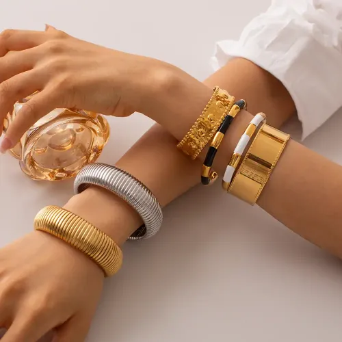 ZTBT67 Elegant Black & White Gold-Plated Open Bracelet with Oil Drip Design