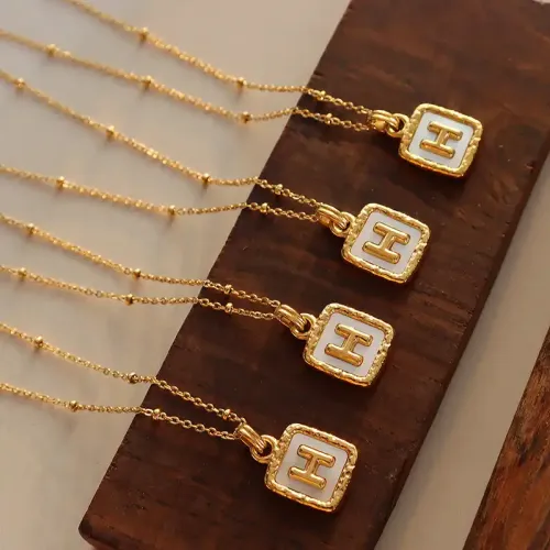 FXNT702 Sleek Gemstone Necklace with Handheld Design & Zircon Inlaid Clavicle Chain