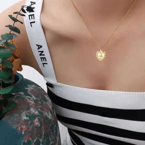 FXNT538 18K Gold-Plated Heart-Shaped Love Necklace with Embossed Cross Pattern