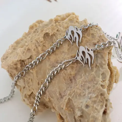 FXNT1100 Unisex Flame-Inspired Necklace, Trendy Fire Element Jewelry in Versatile Style