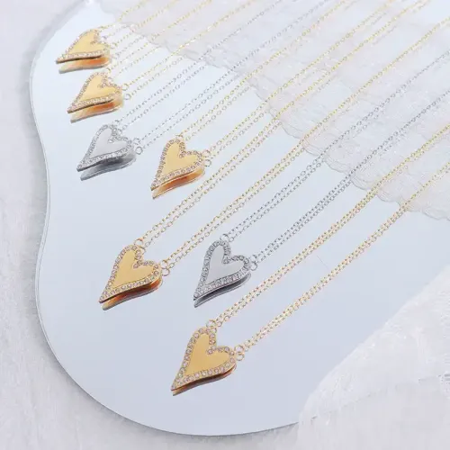 FXNT763 18K Gold Plated Heart Necklace with Inlaid Zircon Pendant Elegant Jewelry