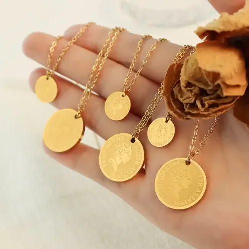 FXNT772 18K Gold Plated Queen Portrait Necklace Round Collarbone Chain, Fade-Resistant & Ready to Ship